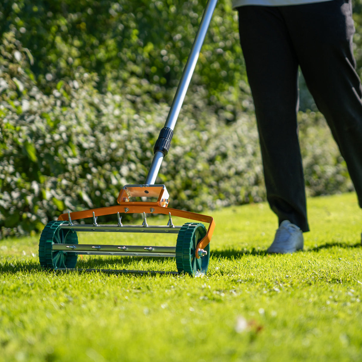 Ensemble 2-en-1 Scarificateur et Niveleur de Pelouse de 50 cm - Orange